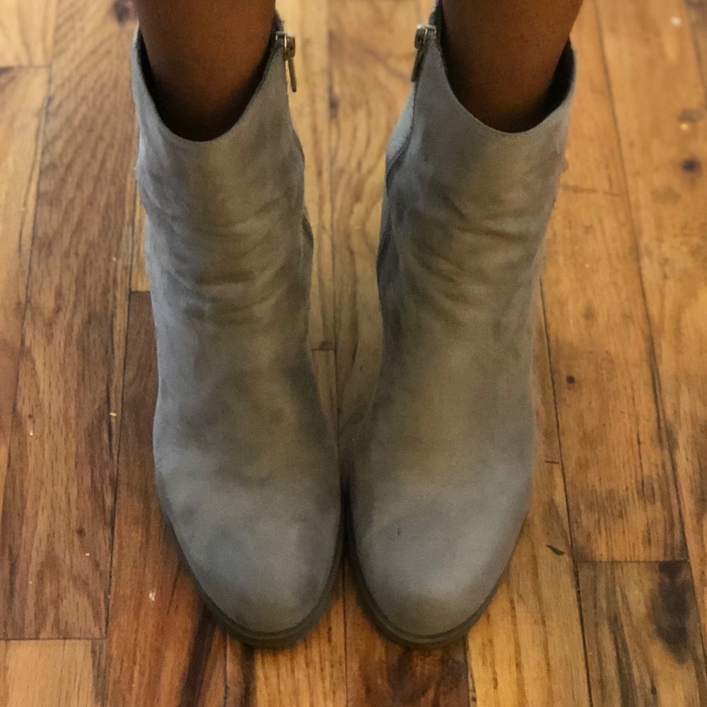 🍾🍾SOLD🍾🍾 Rollins Grey Frost Suede Booties - Picture 5 of 8